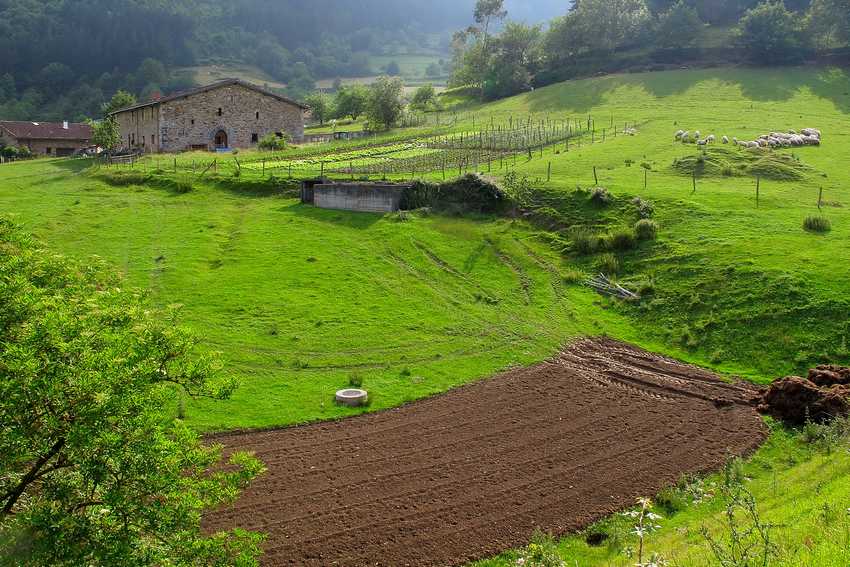 Caserío Urrutia en el valle de Atxondo