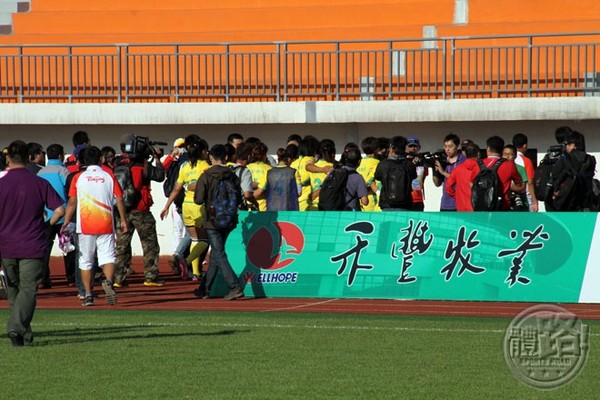 消極比賽後離場的北京隊，賽後獲大批傳媒追訪，奪金的山東隊則被冷落。