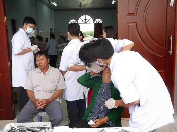 Khám chữa bệnh từ thiện tại Bông Trang