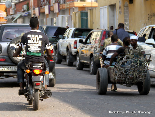 A cause de rareté de transport en commun après la fête de nouvelle l’an 2013, des charretiers transportant des personnes vivant avec handicap du Beach Ngobila dans la commune de la Gombe à Kinshasa vert la cité. Radio Okapi/Ph. John Bompengo