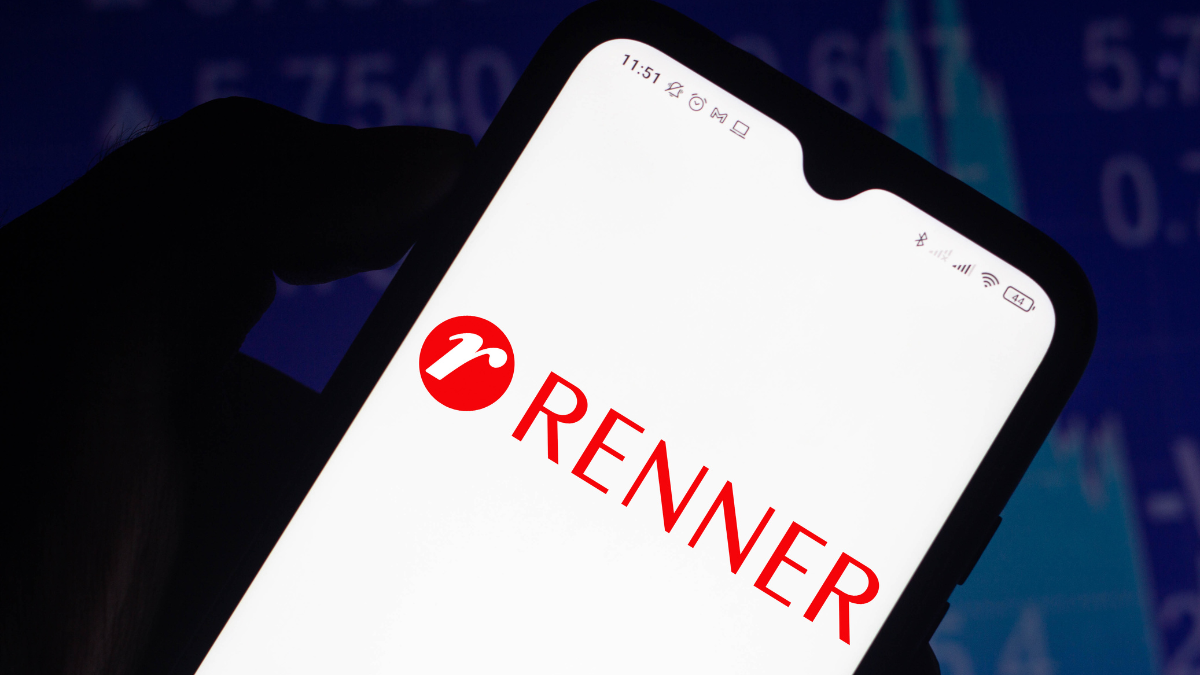 Celular oferece vagas Renner (Fonte: Adobe Stock / Informação e Valor)