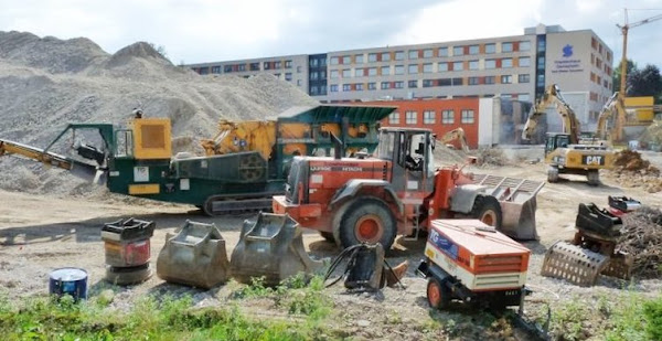 Baustelle, Schutt und neues Krankenhaus.