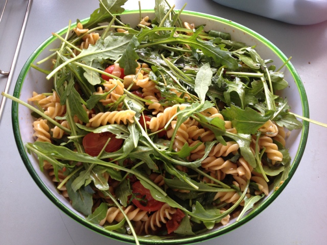 Vegan and Healthy : Mediterraner Nudel-Rucola-Tomaten-Salat