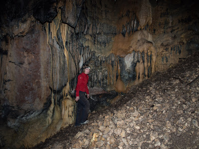 L'interior de la cova té un fort pendent
