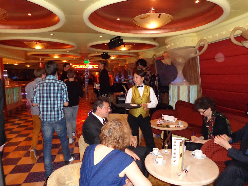 А включите-ка мне усилители качки! А подайте-ка белых пиджаков. Costa Paсifica февраль 13г