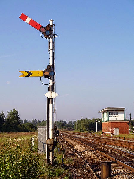 450px-Castleton_East_Junction_signal_box_59_signal_(1).