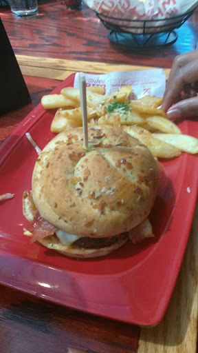 Hamburger Restaurant «Red Robin Gourmet Burgers», reviews and photos, 1375 W Elliot Rd, Tempe, AZ 85284, USA