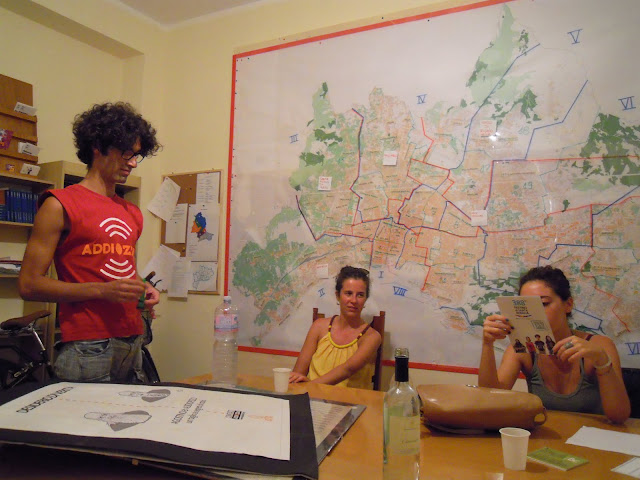 Activists explaining how they work, Palermo