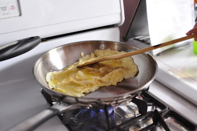  Cooking egg with stainless steel pan
