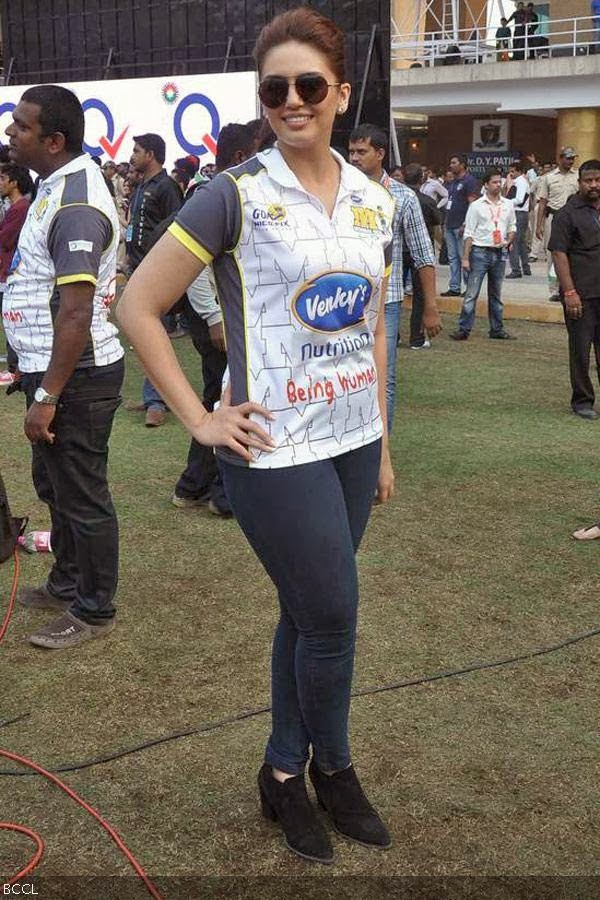 Huma Qureshi is all smiles during the Celebrity Cricket League 2014, held at the DY Patil Stadium, in Mumbai, on January 25, 2014. (pic: Viral Bhayani)