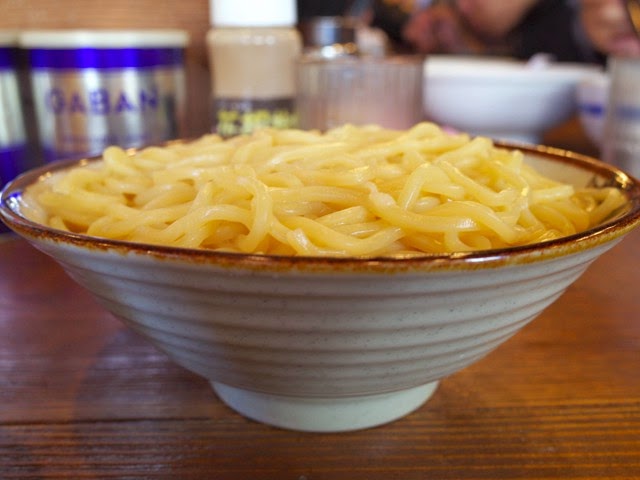 ラーメン丼のスリキリ一杯まで盛られた大量の麺（並盛り）