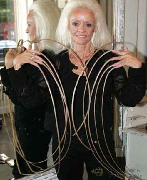 amerikanskaya-aktrisa-blondinka-s-dlinnimi-nogtyami