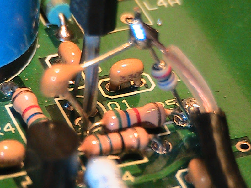 The .01 μF capacitor and 47 Ω resistor are
                      soldered across R5 and the RG-174/U cable
                      connected across the 47 Ω resistor.