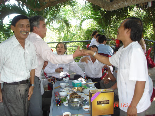 Chào mừng Ngày nhà giáo Việt Nam 20/11 2010 - Page 3 DSC00215