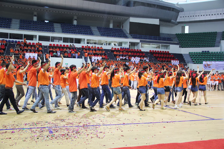Đoàn diễu hành Cao đẳng thực hành FPT Polytechnic 