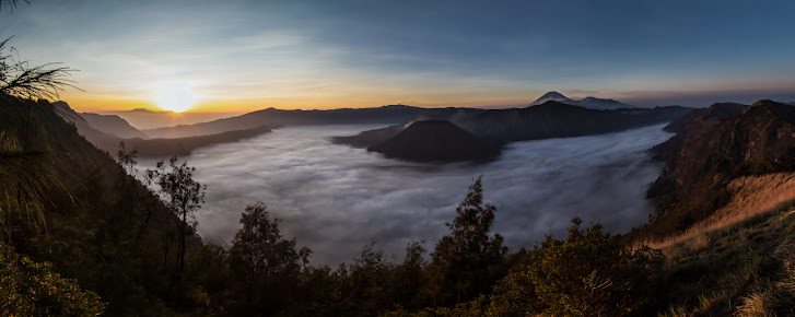 https://lh5.googleusercontent.com/-L1xS_4WRWmM/VkOU6Qq2PeI/AAAAAAAAVuE/kL4e5KcIahI/w727-h290-no/20151024_Bromo_Sunrise_-2.jpg