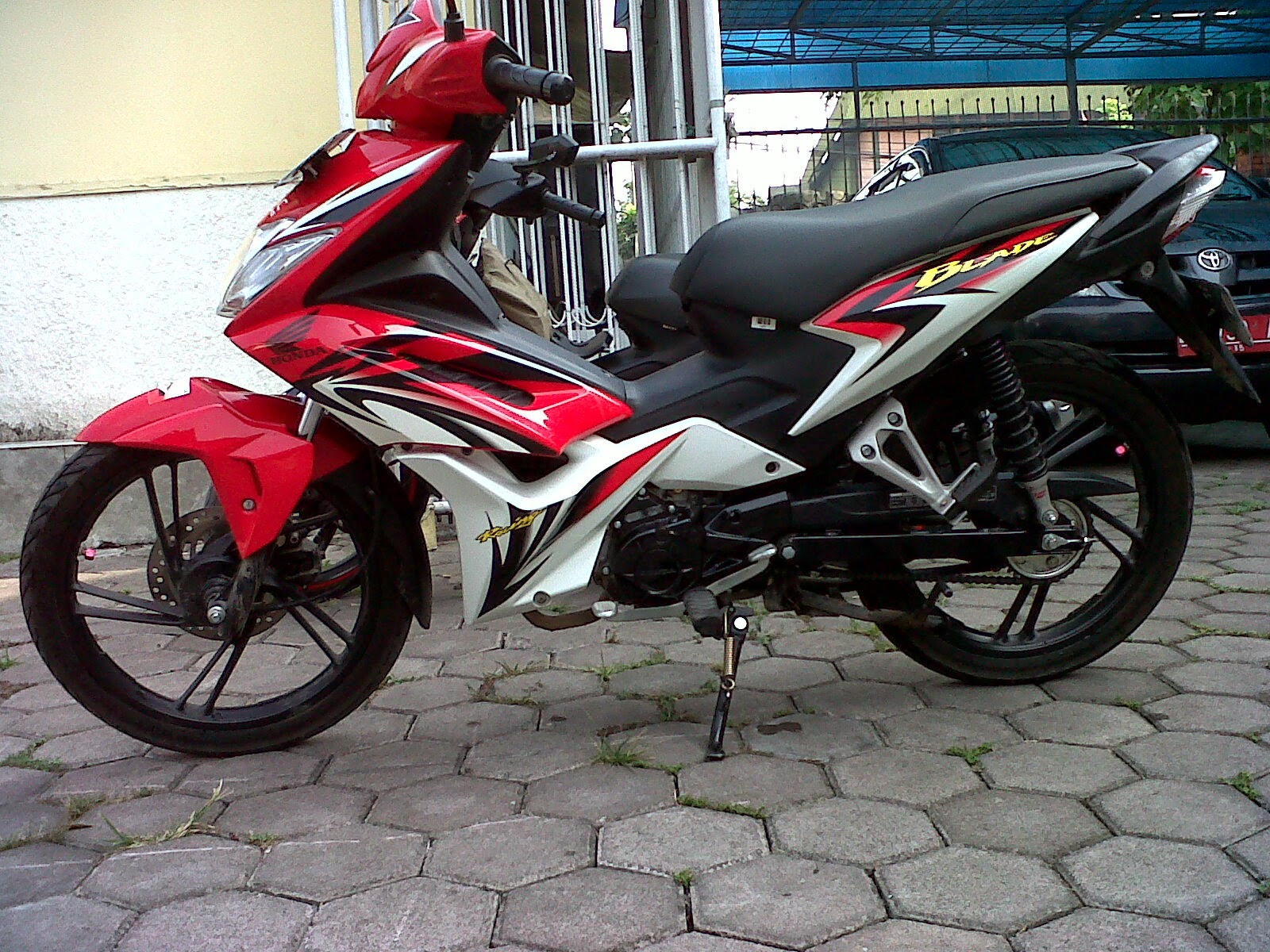 Modifikasi Motor Honda Blade Road Race