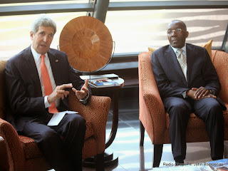 John Kerry, secrétaire d'Etat américain et le ministre des Affaires Etrangères congolais Raymond Tshibanda le 3/05/2014 lors de son arrivée à l’aéroport international de Ndjili à Kinshasa pour une visite du travail. Radio Okapi/Ph. John Bompengo