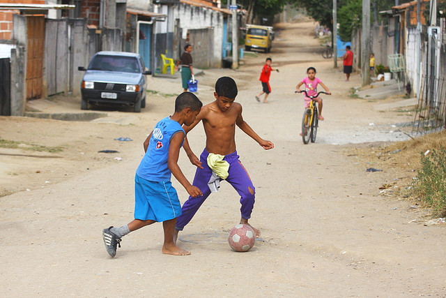 Apenas um a cada cinco jovens aprende a jogar futebol nas ruas, aponta  pesquisa