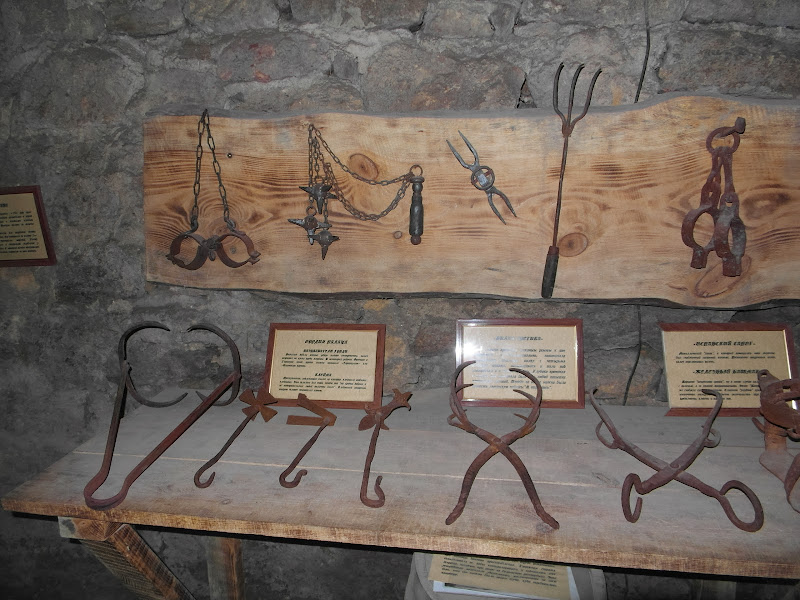 Очки пыток. Хирургические инструменты для пыток. Инструменты деревянные для пыток. Набор для пыток паяльный. Приборы для пыток современные.