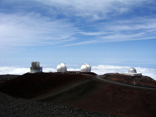 山頂の望遠鏡群。左端が「すばる」