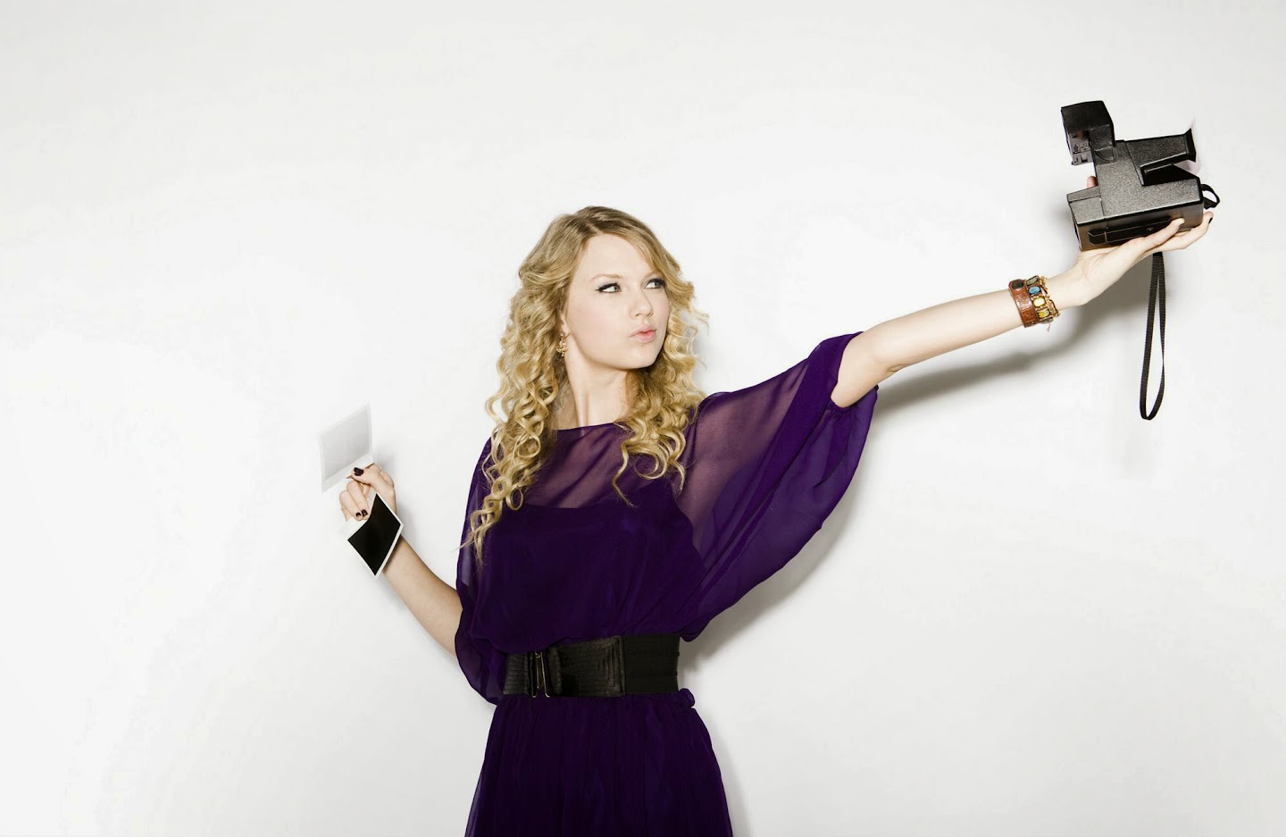 Тейлор девочка. Тейлор Свифт фотосессии. Тейлор Свифт в фиолетовом платье с микрофоном. Тейлор Свифт обои на рабочий стол. Тейлор Свифт с гитарой.