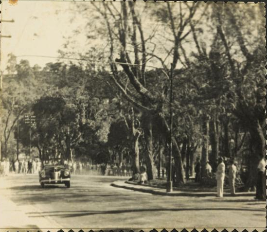 CORRIDA DE CARROS ANTIGOS NAS RUAS DE PETRÓPOLIS NO 2º CIRCUITO