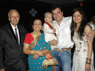 This one's for family! Avinash Wadhawan with parents and wife Natasha during his bash, held at La Patio, Andheri (W), Mumbai on January 31, 2013. (Pic: Viral Bhayani)