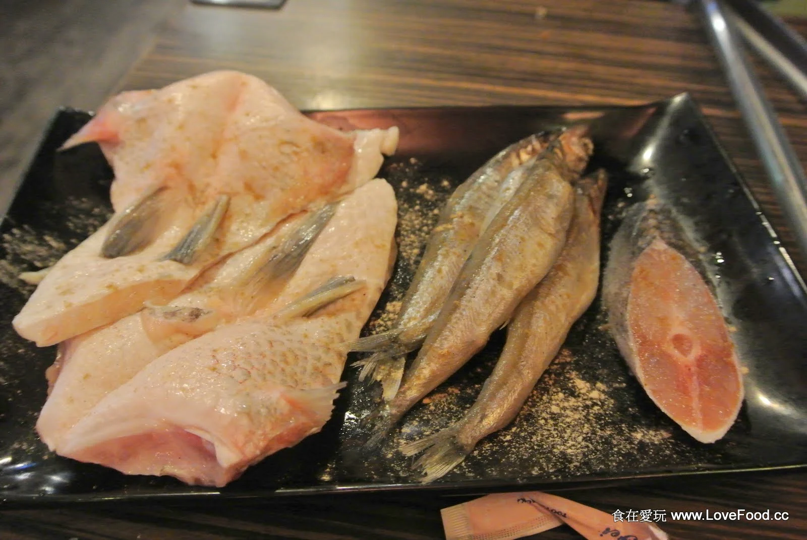 鹽烤柳葉魚外皮金黃焦香特寫