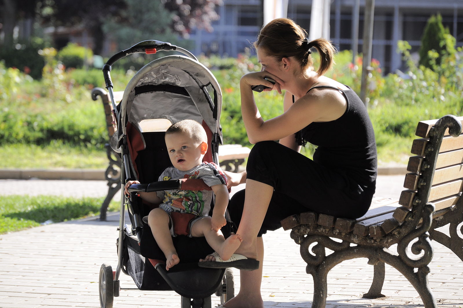 Young_mother_and_her_baby_boy_in_the_park.JPG