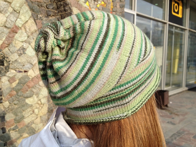 Зелёного цвета пост: митенки, шапка, свитер 