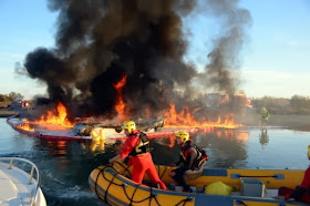 Cinq bateaux en feu au port de Sainte-Marie-la-Mer
