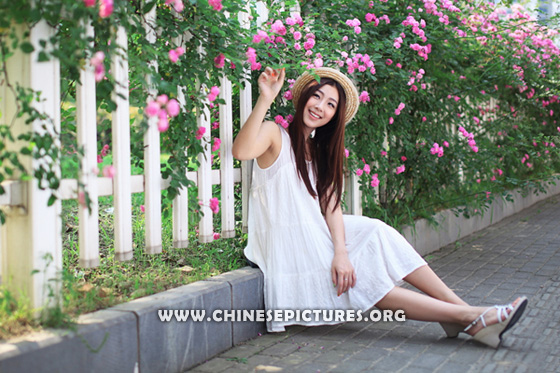 Chinese Female Model Photo 4