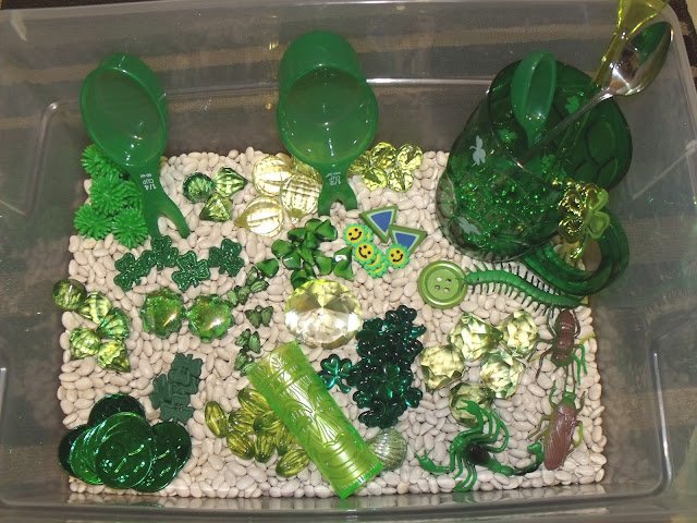 St. Patrick's Day Sensory Bin. Click for more colorful #stpatrick sensory bins