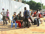 Des familles refoulées de Brazzaville  cherchant à rejoindre leurs proches le 24/04/2014 à l’entrée principale de l’ex- port Onatra à Kinshasa. Radio Okapi/Ph. John Bompengo