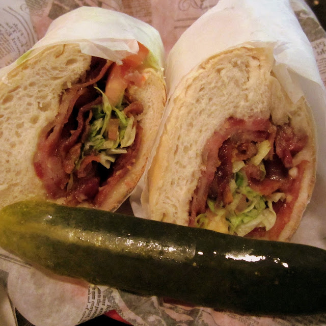 𝗦𝗟𝗔𝗞𝗜𝗡𝗚𝗙🍩🍩𝗟: A quick bite at the Metro Deli & Café in Chicago's Union