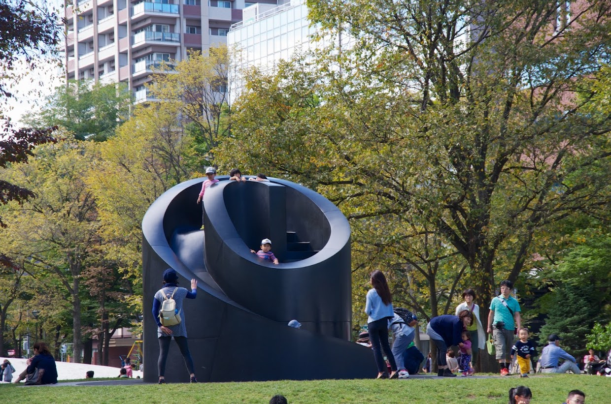 ブラック・スライドマントラ.(イサム・ノグチ作)大通公園9丁目