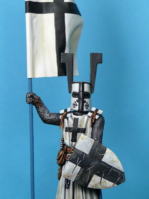 Bannerträger des Deutschordens 70mm Figur P1030869