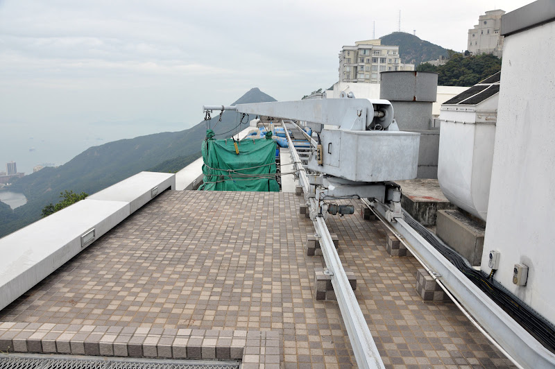 Механизм для люльки мойщика окон на крыше небоскреба в Гонконге