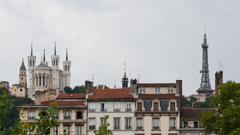 Croix sur toits... Fourvière sur Lyon... 20110723_11_basilique_Fourviere_DSC0405