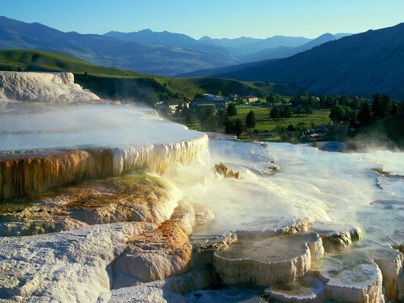 Мамонтовы горячие источники. Йеллоустон (Yellowstone). Фото.
