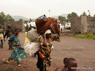Des déplacés fuyant les affrontements entre FARDC et M23 tentent de trouver refuge dans la ville de Goma (Dimanche 18 novembre 2012)