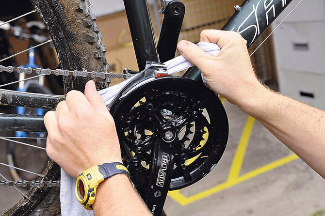 Bersihkan daerah sekitar Front Derailleur (FD) / operan depan menggunakan lap kering