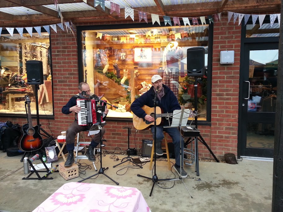 Deepdale Christmas Market 2017, Dalegate Market, Main Road, Burnham Deepdale, North Norfolk Coast, PE31 8FB | Stock up on all those Christmas decorations and presents at the Deepdale Christmas Market, while enjoying plenty of festive cheer, live music and excellent food & drink. | christmas market, festive cheer, presents, decorations, dalegate market, saturday, sunday, north norfolk coast, toys, gifts, jewellery, traditional, accessories, wines, meads, clothing, carols, food, drink