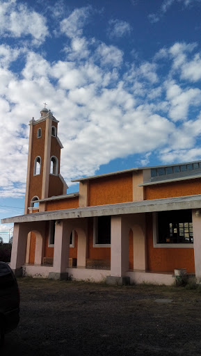 Templo de La Divina Misericordia, Blvrd Lomas de Comanjilla 19, Lomas de Comanjilla, Gto., México, Iglesia | GTO