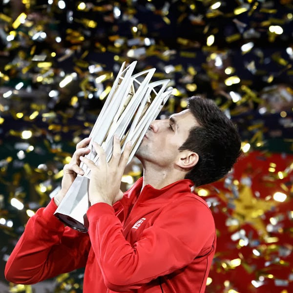  Novak Djokovic of Serbia kisses the trophy after winning the men's singles final match against Juan Martin Del Potro of Argentina at the Shanghai Masters tennis tournament October 13, 2013.