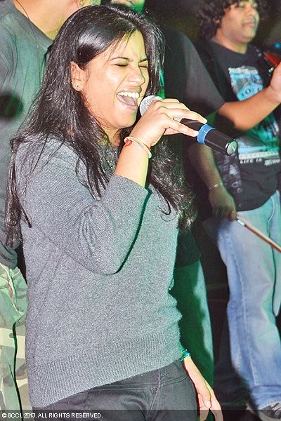 Shreya during Parikrama's performance at IIM Lucknow. 