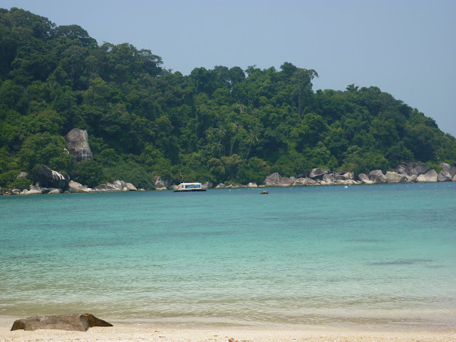 Blog de voyage-en-famille : Voyages en famille, Pualu Besar, walk on the Beach