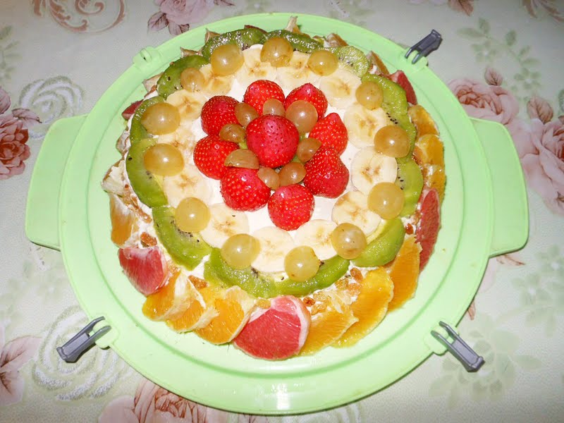 tort decorat cu fructe