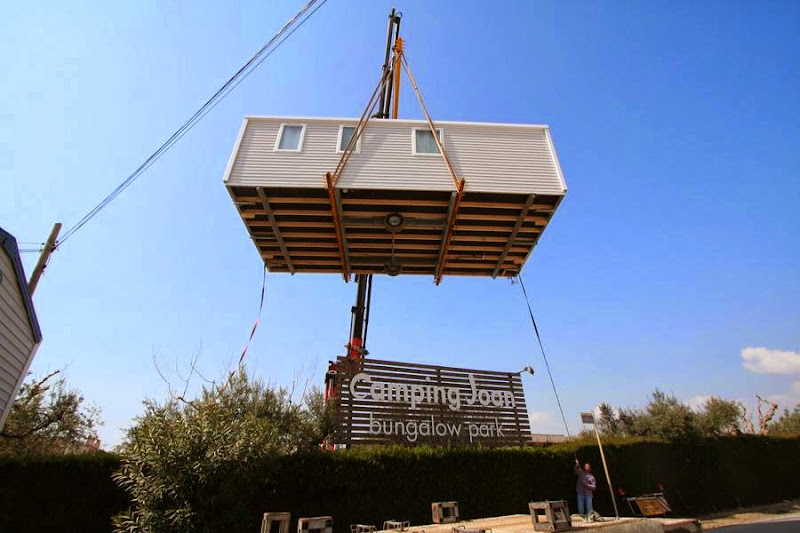 Instalando nuevos mobilhomes Camping Joan Cambrils